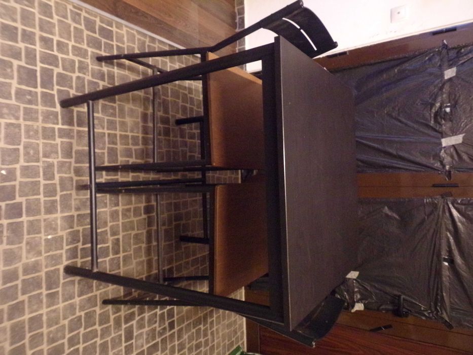 Mesa alta com 2 bancos