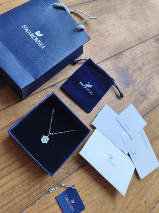 Swarovski colar.