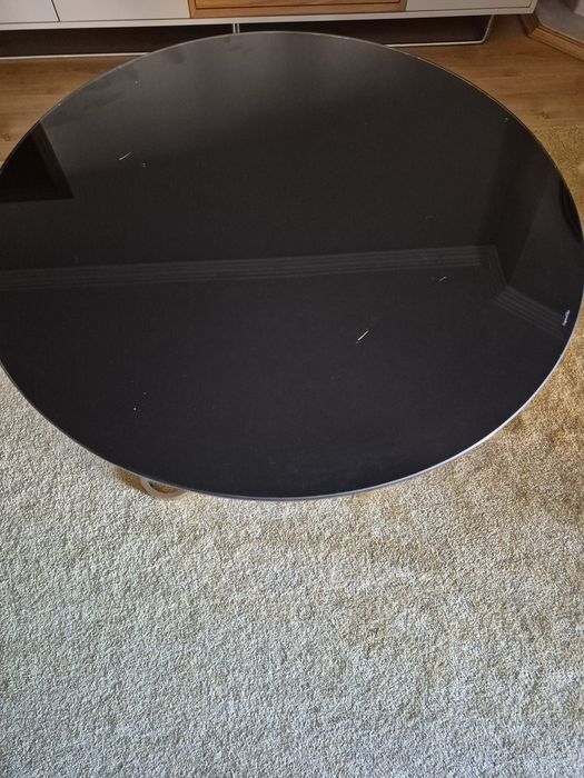 Mesa de vidro preta e dourada