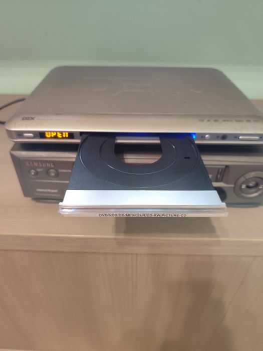 Продам дівіді програвач в гарному стані