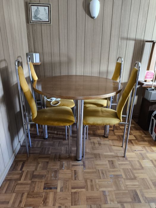 Conjunto de mesa e cadeiras retro