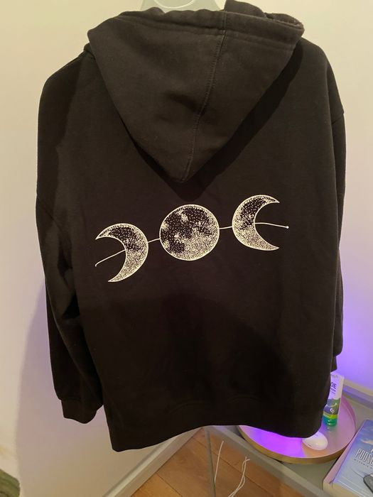 Czarna bluza z nadrukiem na plecach