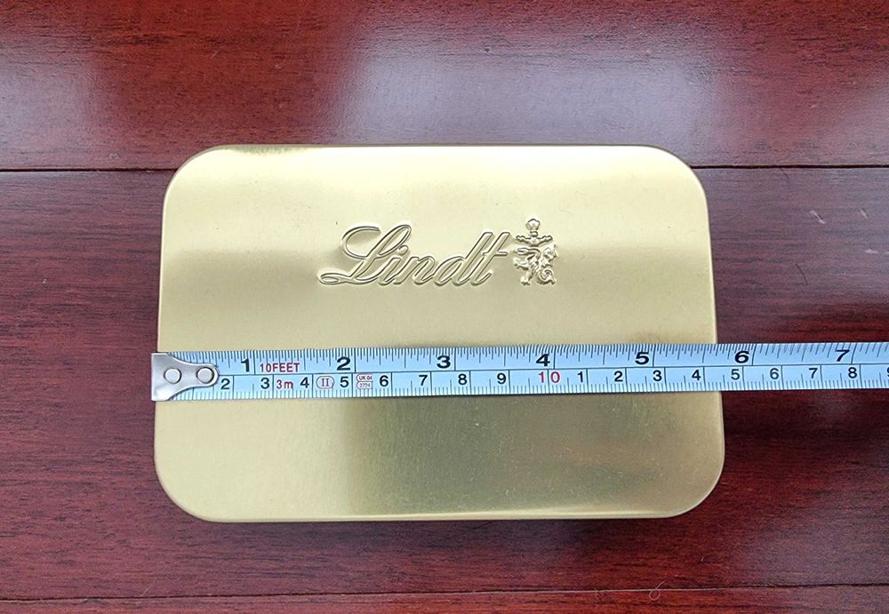 Caixa dourada metalizada Lindt