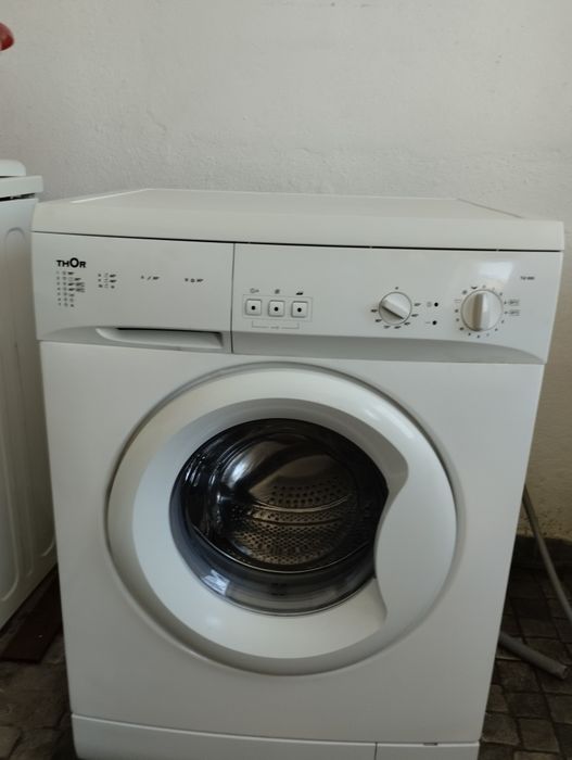 Máquina de lavar roupa a funcionar
