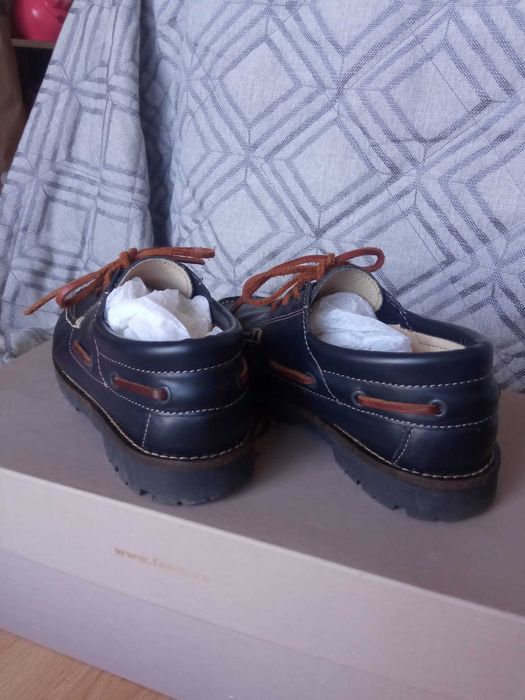 Sapatos de vela novos para rapaz