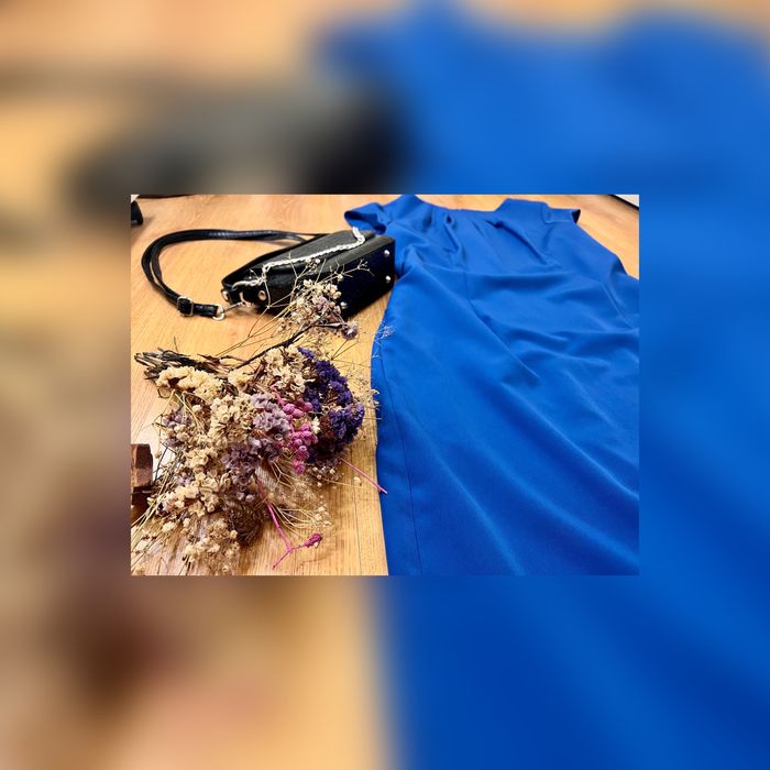 Сукня кольору електрик