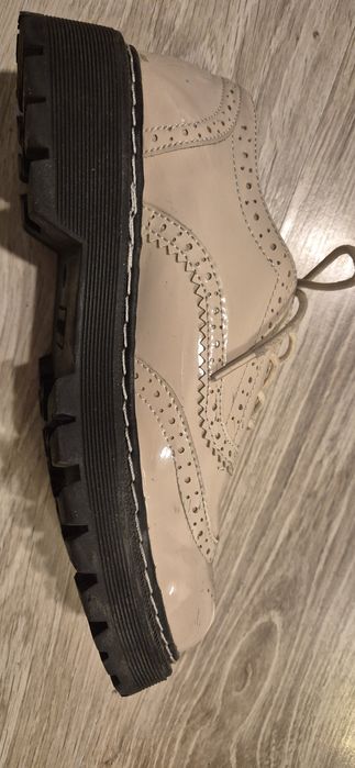 Eleganckie półbuty buty kremowe DeeZee rozmiar 37