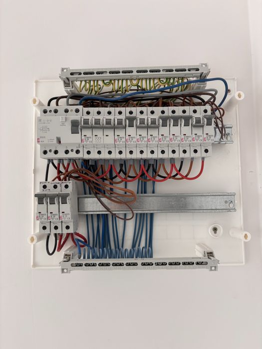 Instalacja stacji ładowania samochodów elektrycznych EV, Wallbox, ABB, Schneider, Tesla.
