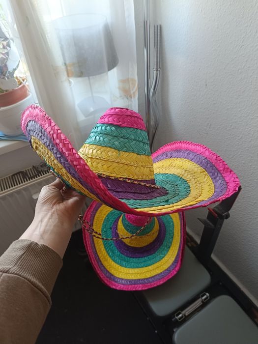 Sprzedam 4 kapelusze kolorowe