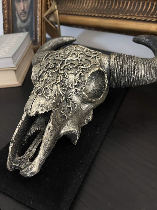 Crânio Decorativo com Chifres – Estilo Ornamental