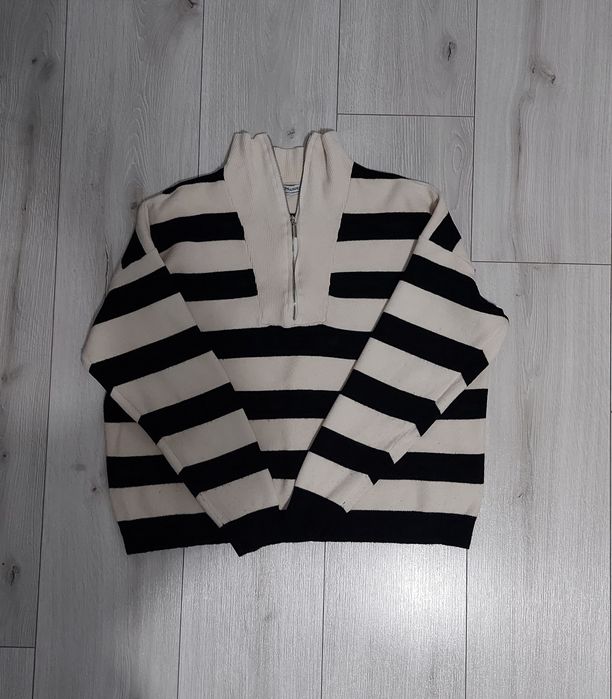 Sweter w prążki z suwakiem