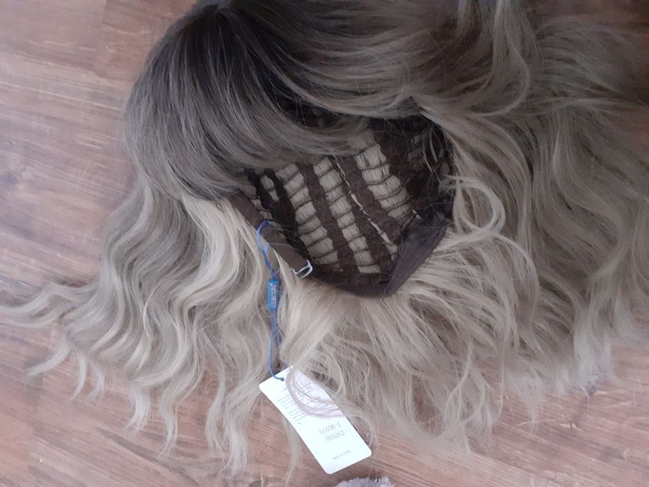 Peruka blond z szarym