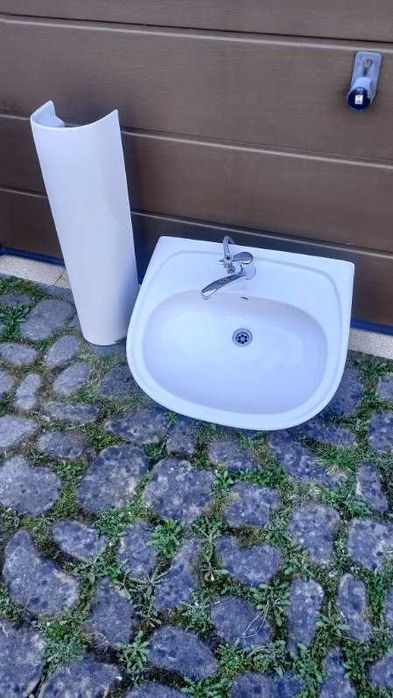 Umywalka wraz z baterią i postumentem