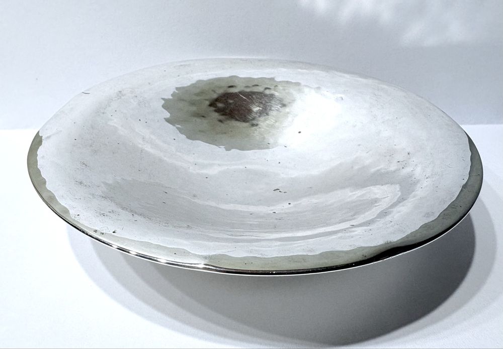 Magnífica antiga taça com pé em prata martelada alemã contrastada