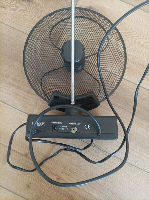 Antena pokojowa ze wzamcniaczem stan idealny