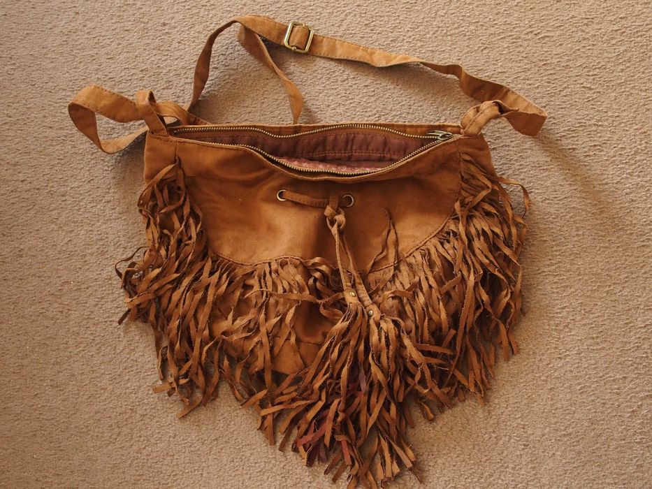 zamszowa torba damska na ramię z frędzlami hippie boho