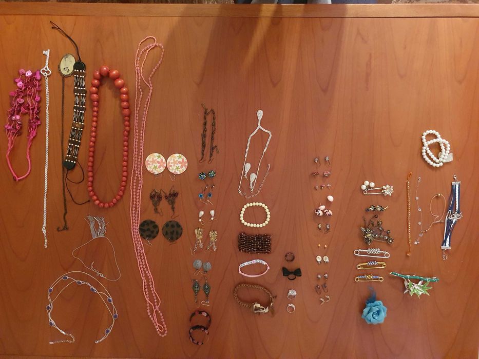 Sztuczna biżuteria na sprzedaż – całość za 60 zł