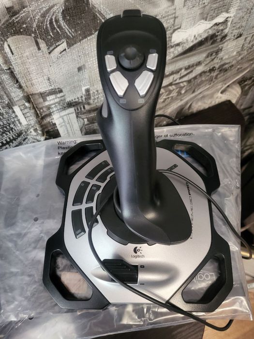 Джойстик Logitech Extreme 3D Pro для авіасимуляторів