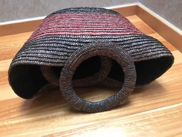 Cesta preta e vermelha de Praia