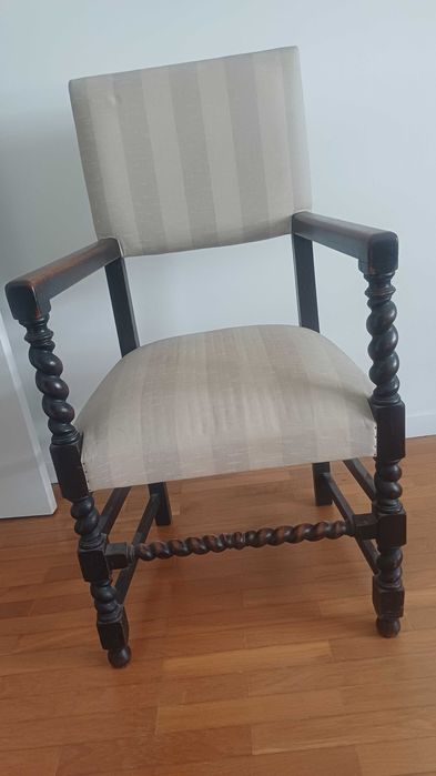 2 Cadeiras em Madeira Maciça Antiga