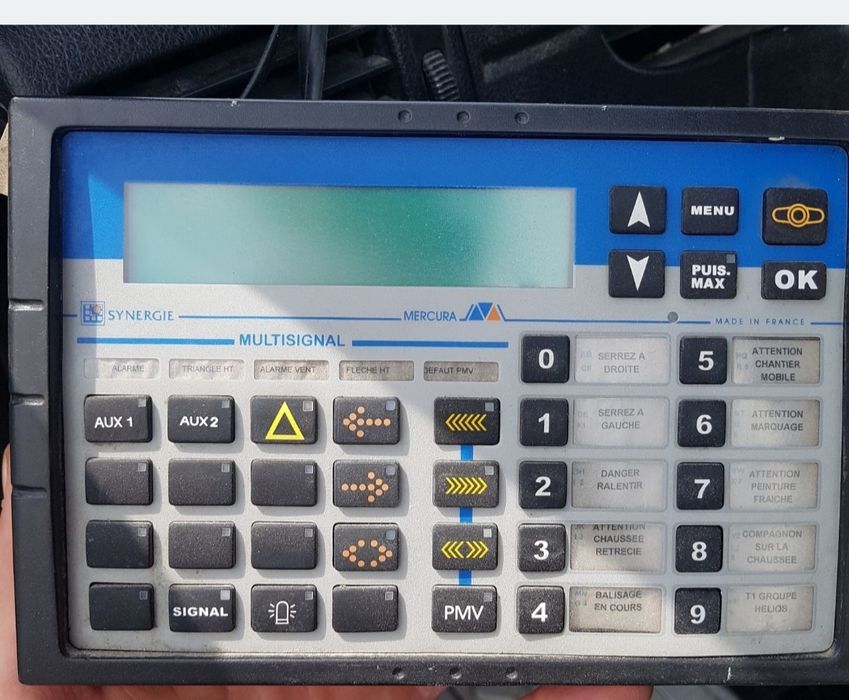 Tablica informacyjna ostrzegawcza na auto