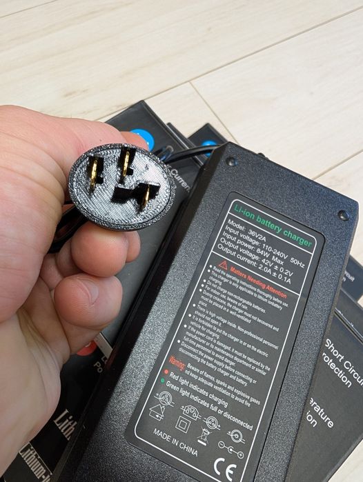 Продам зарядні Bosch 2A.