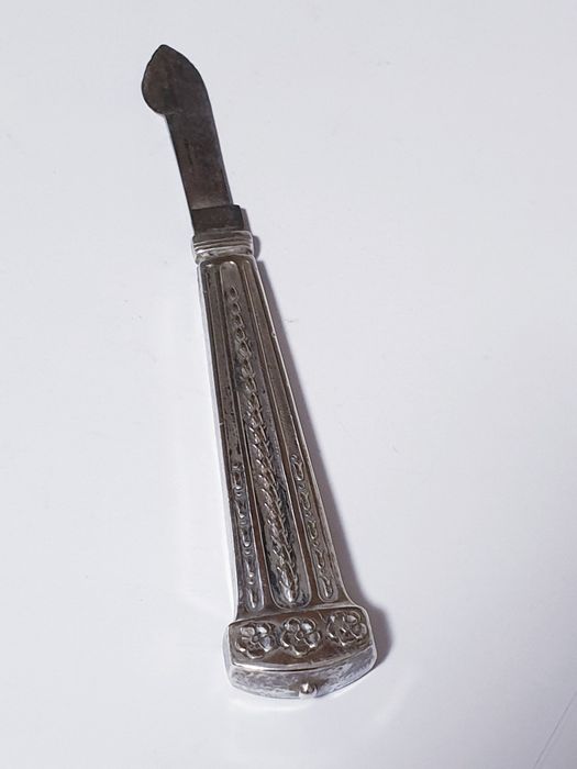Vintage Art Nouveau wax scraper with silver plating