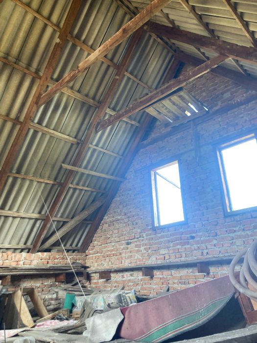 Земельна ділянка з будиночком