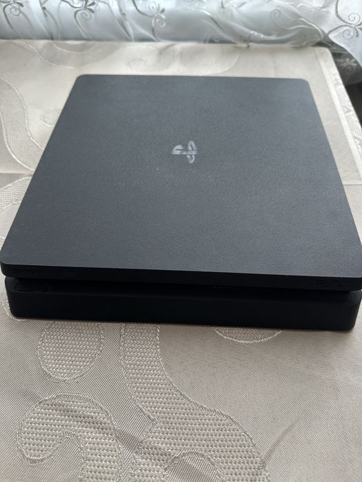 Приставка Sony PlayStation 4 + 2 геймпади + 4 гри