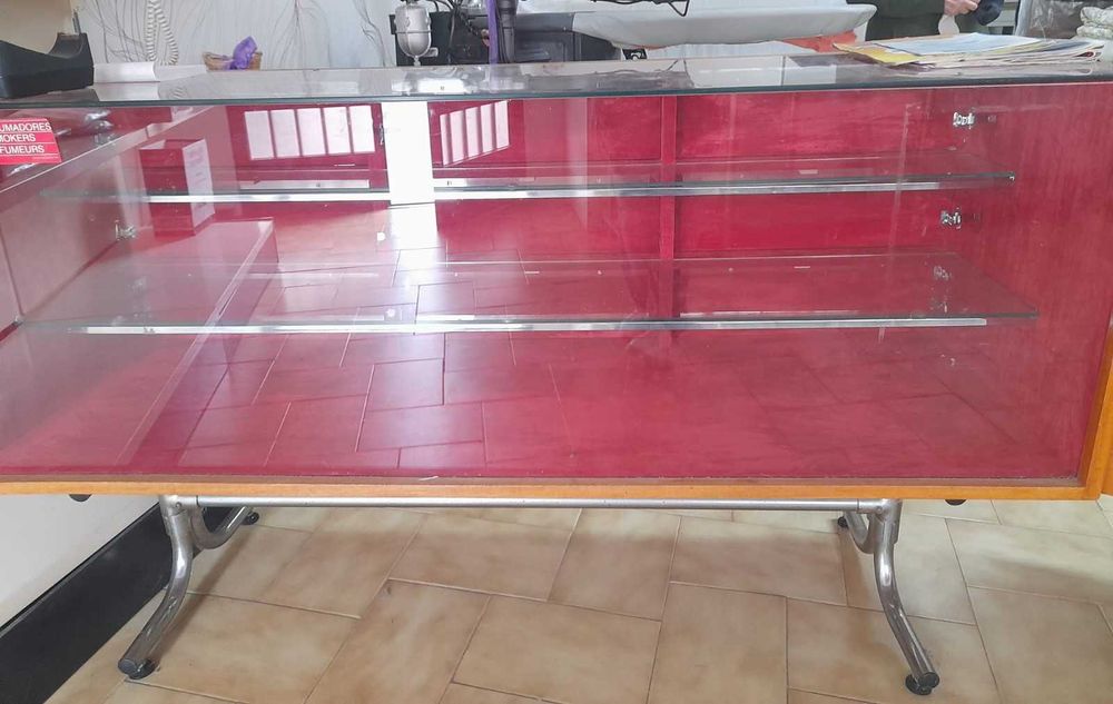 Mobiliário diverso de loja de roupa