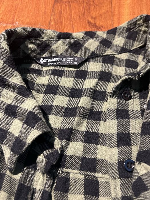 Camisa verde Stradivarius.