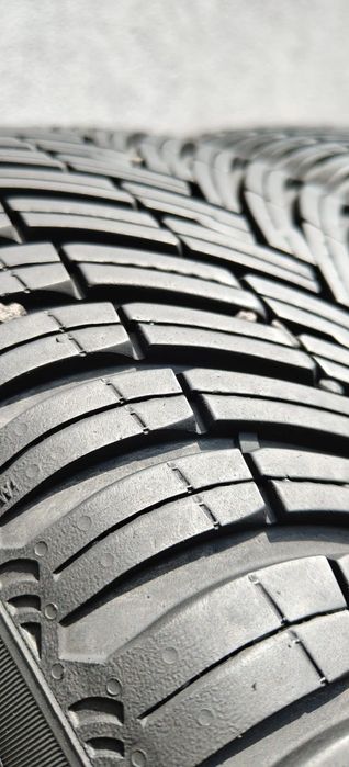 215/55/17 Pirelli para wielosezonowe jak Nowe