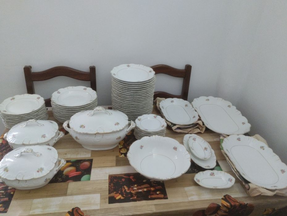 Serviço jantar vista alegre 73 peças novo.