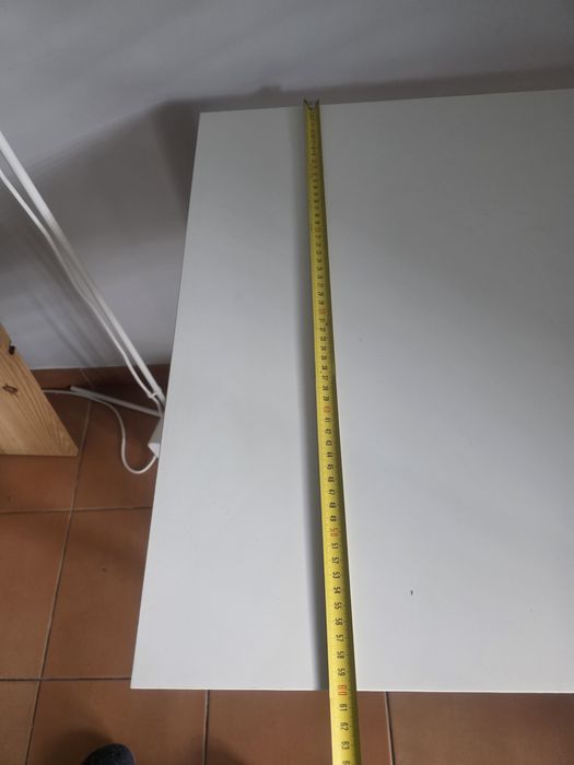 Secretária branca com pés azuis