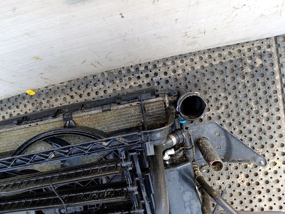 Bmw 318 E46 Coupe 1.9B Pas Przedni Komplet Automat Żaluzja