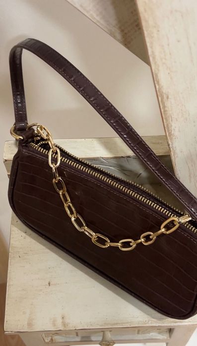 Mini Bolsa/Mala Feminina Castanha com Textura Croco e Corrente Dourada