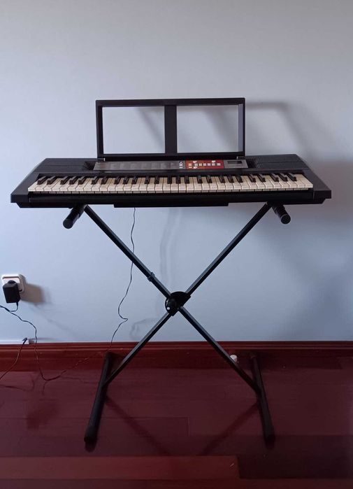 Vendo teclado Yamaha PSR-F50 c/suporte em X + suporte de pauta