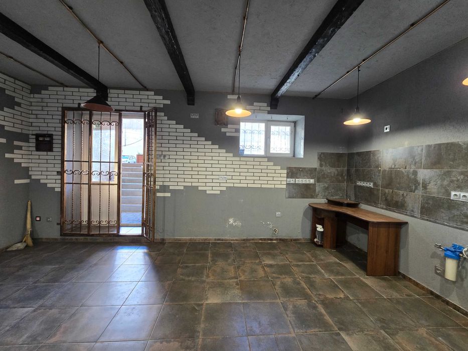 Комерційне приміщення з гарним ремонтом в новому  розвиненому районі!