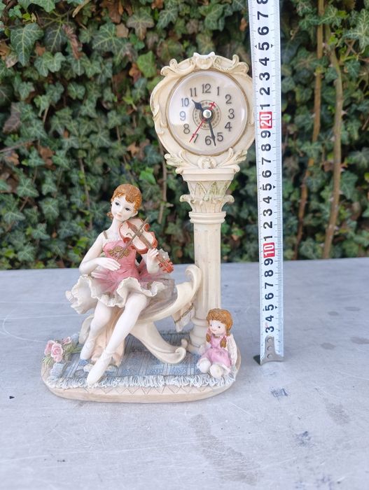 Figurka z żywicy z zegarkiem