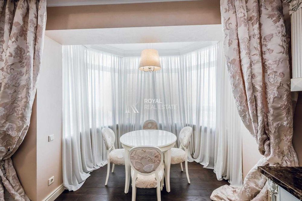 Продаж 3-кімнатної квартири Київ ЖК Космополітен 117 м² 9 поверх преміальний ремонт меблі з масиву дерева паркетна дошка охорона