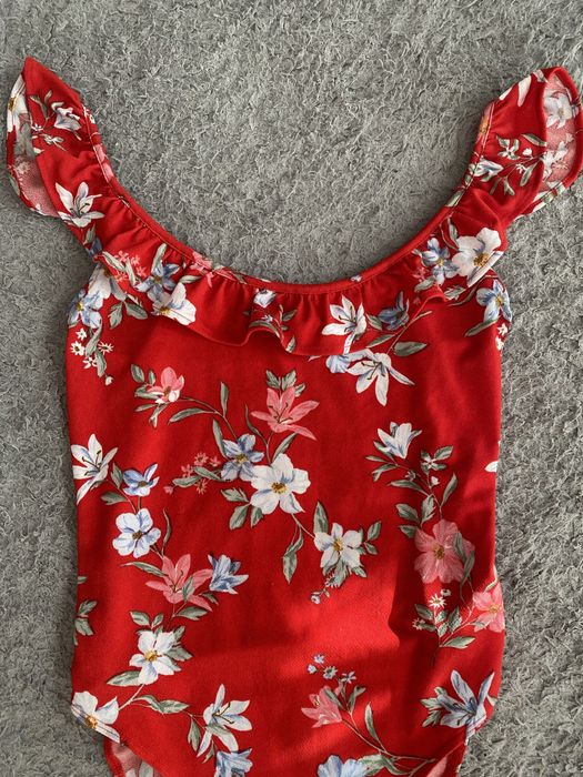 Body czerwone w kwiatki falbanka h&m