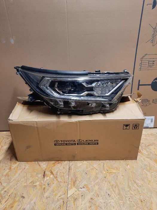 Lampa przednia prawa toyota rav4