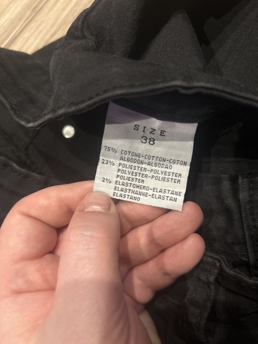 Czarne dżinsy z rozdarciami