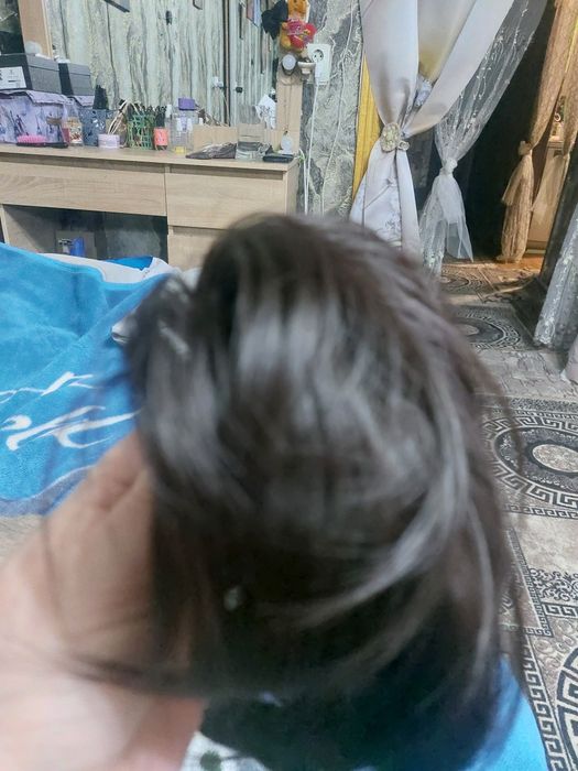 Маленький шиньон з штучного волосся.