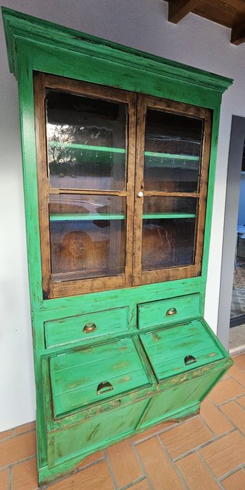 Grande louceiro mercearia tulhas antigo rústico