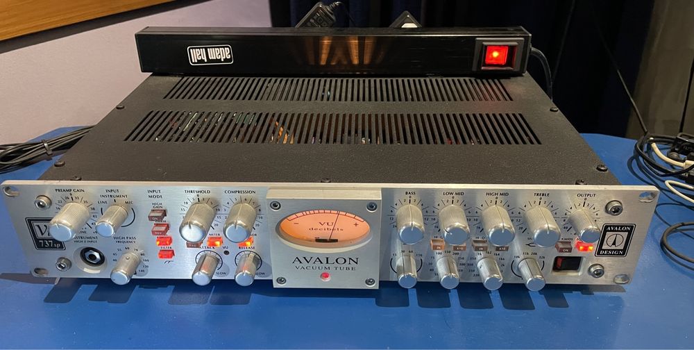 Avalon VT737  Preamplificador de Microfone a Válvulas