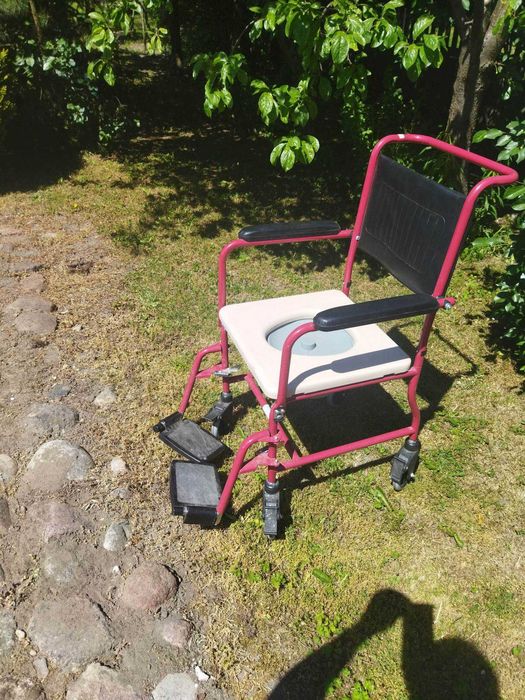Wózek inwalidzki z toaletą