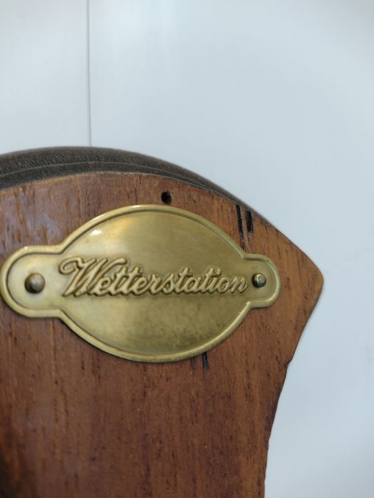 Барометр, гигрометр на дереве. Есть гектопаскали. Германия.