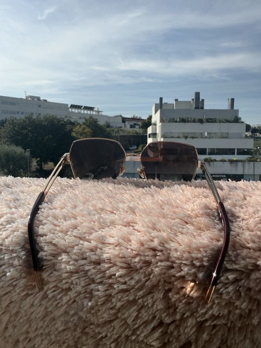 Óculos de Sol Furla Elegantes Dourados!
