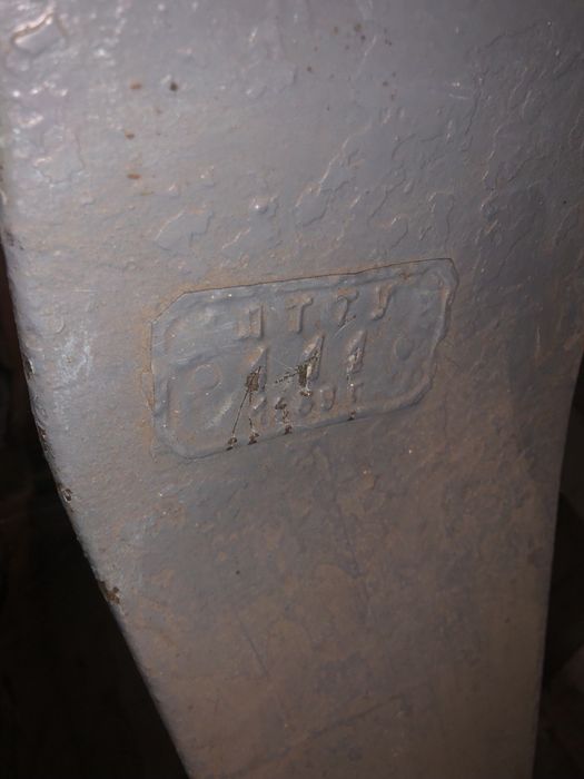 Продам старий токарний станок середніх розмірів, довга станина.